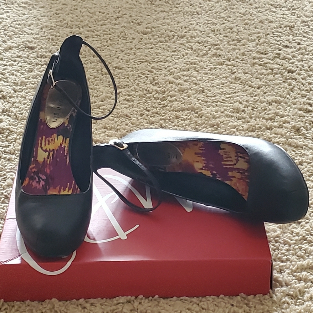 Ankle strap shoes